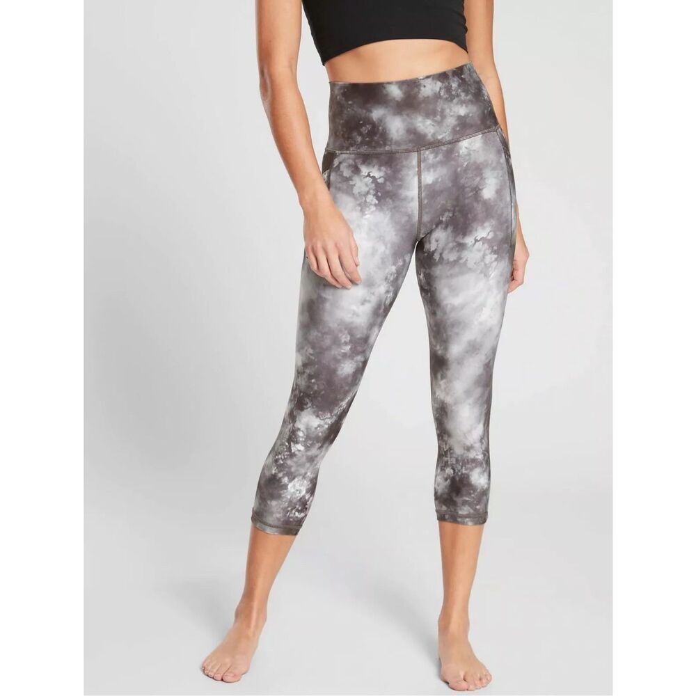 Medium Athleta Salutation II Stash Pocket Supernova Cropped Capri Leggings